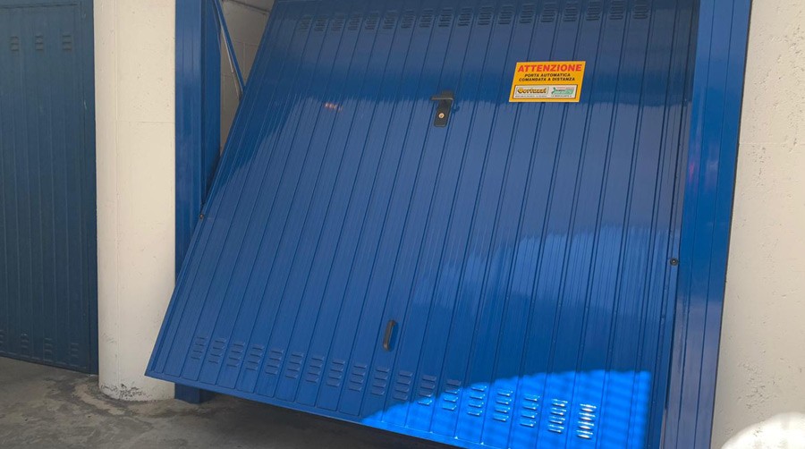 hai-urtato-la-basculante-del-garage-con-lauto-ecco-cosa-controllare-subito